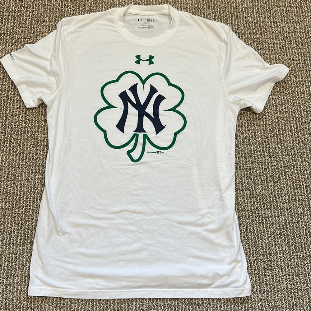 ✅MLB- NY YANKEES & SHAMROCK T-Shirt. Adult size MEDIUM. UNDER ARMOUR.